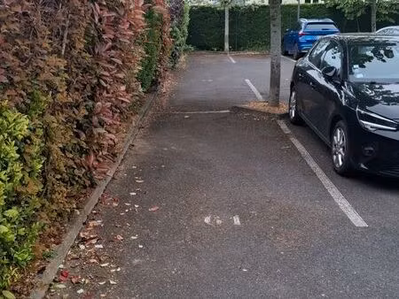 place de parking extérieur