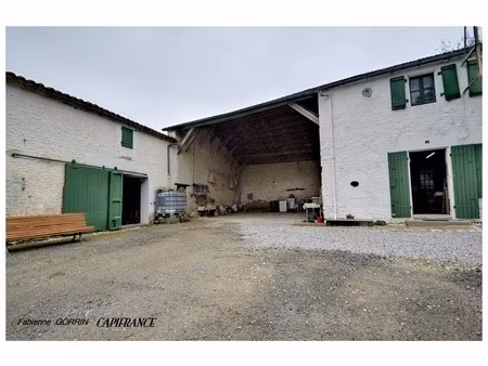 corps de ferme: habitation : 105m2  dépendances environ 700m2  toitures (zéro amiante)
