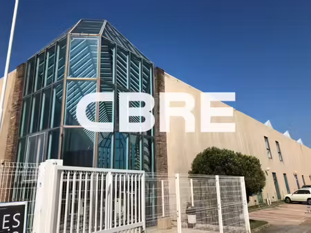 location local professionnel 672m²