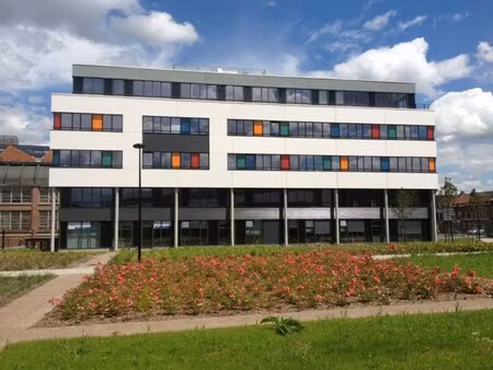 location local professionnel 209m²