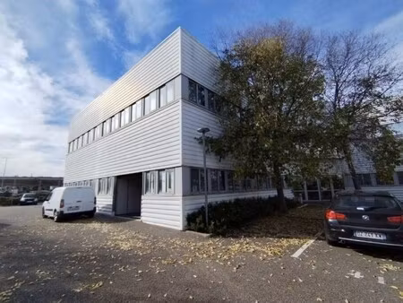 location local professionnel 805m²