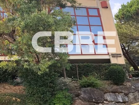 location local professionnel 107m²