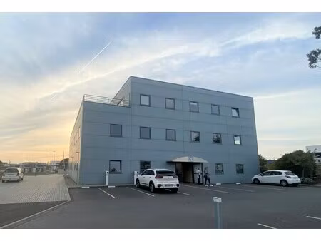 location local professionnel 122m²