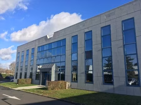 location local professionnel 1 983m²