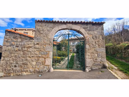 tènement en pierres du 17ème siècle clos de murs