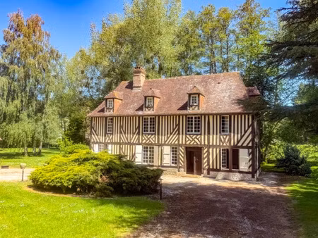 un beau manoir dans un parc valloné avec ruisseau du pays d'