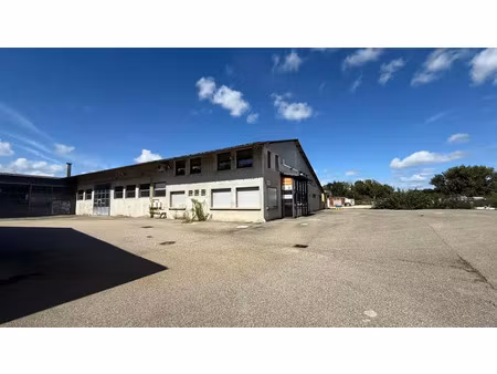 un local d'activités 884 m² à louer