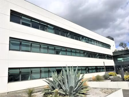 location local professionnel 1 202m²