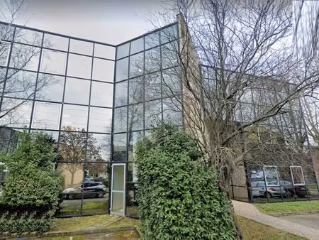 location local professionnel 130m²