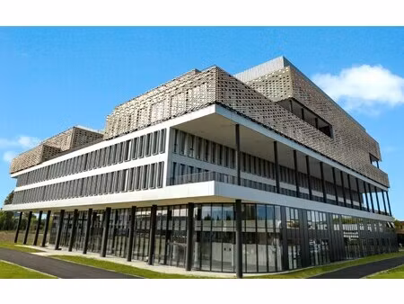 location local professionnel 281m²