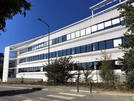 location local professionnel 308m²