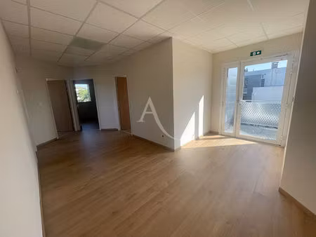 location local professionnel 73m²