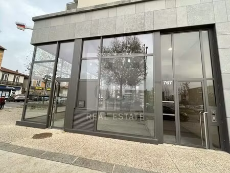 achat local commercial 687m² sathonay camp 69580