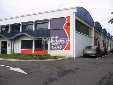 location local professionnel 244m²