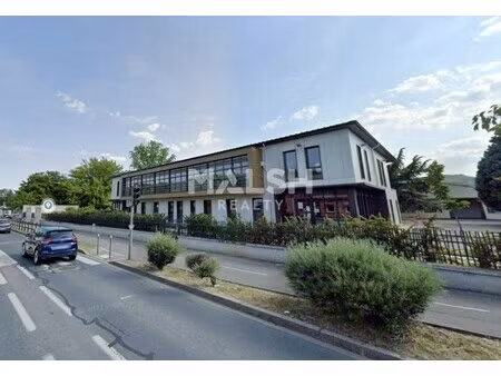 location local professionnel 678m²