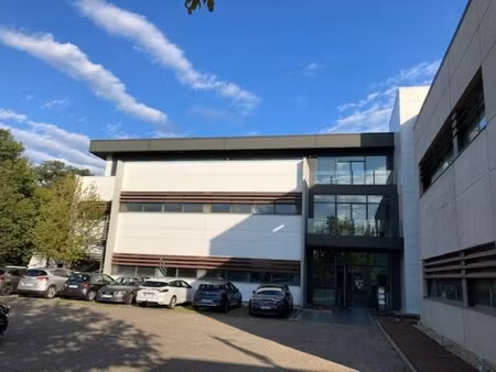 location local professionnel 95m²