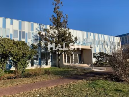 location local professionnel 861m²