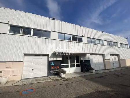 location local professionnel 266m²