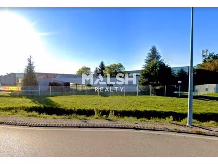 location local professionnel 102m²