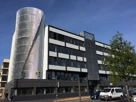 location local professionnel 206m²