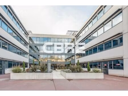 location local professionnel 1 521m²