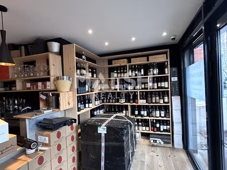 location local commercial 121m²