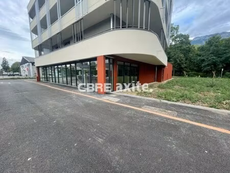 location local commercial 79m² viviers du lac 73420