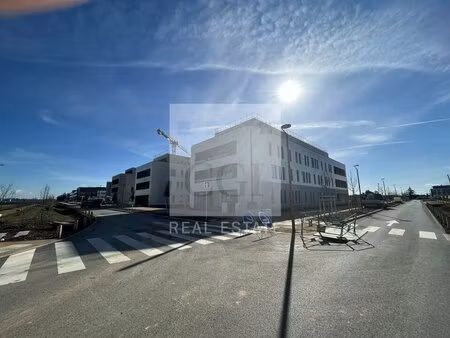 location local professionnel 5 570m² genas 69740