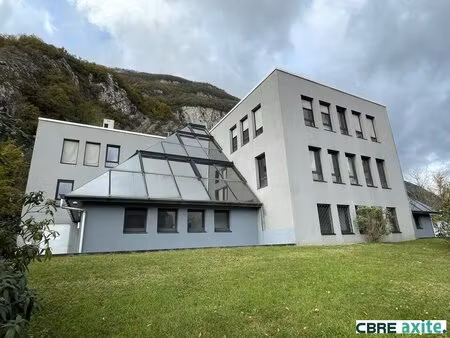 location local professionnel 1 134m² sassenage 38360