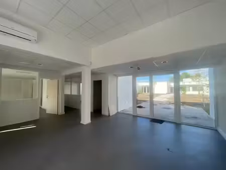 location local professionnel 115m²