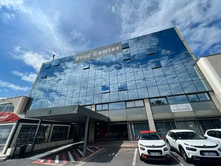 location local professionnel 49m² carros 06510