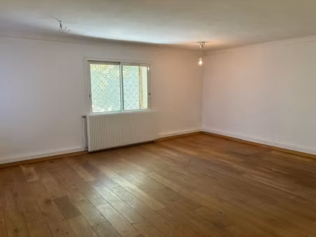 location local professionnel 60m² hyeres 83400