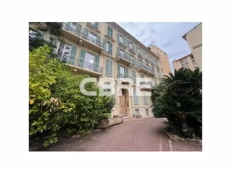 location local professionnel 381m²