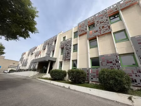 location local professionnel 879m²