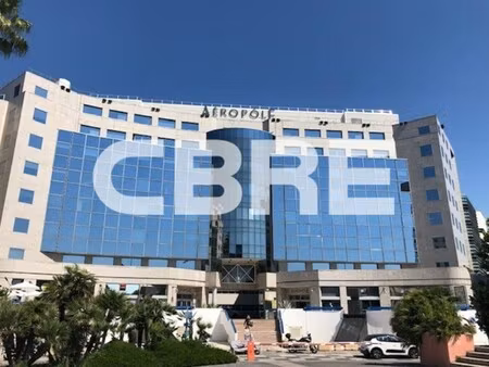 location local professionnel 769m²