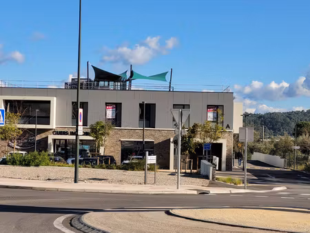 location local professionnel 89m² cuers 83390