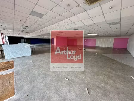 location local commercial 594m² troyes 10000