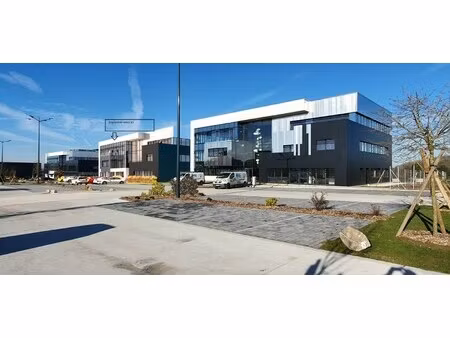 location local professionnel 1 972m²