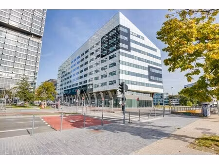 location local professionnel 838m²