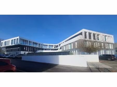 location local professionnel 829m²