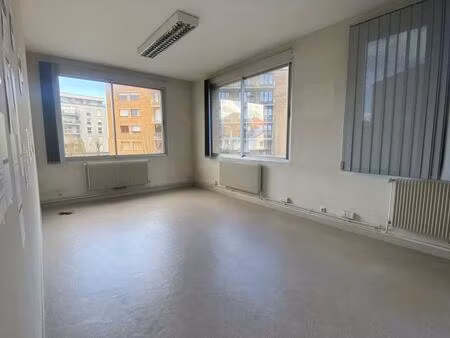 location local professionnel 157m²