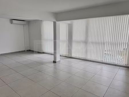 location local commercial 57m² cayenne 97300