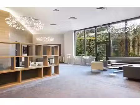location local professionnel 9 858m²