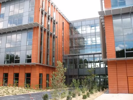 location local professionnel 5 717m²