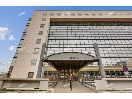 location local professionnel 812m²