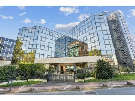 location local professionnel 2 728m²