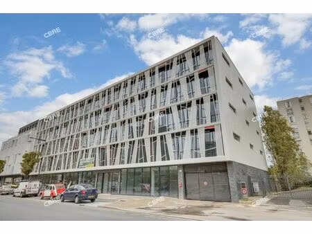 location local professionnel 823m²