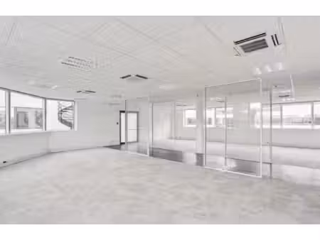 location local professionnel 1 552m²