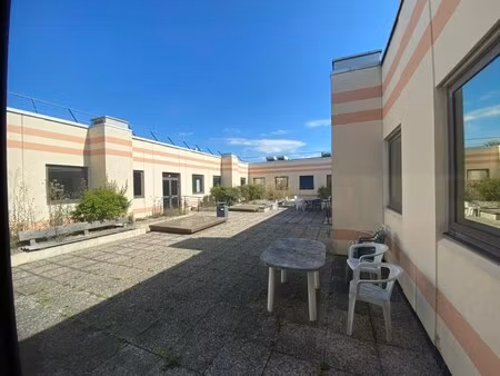 location local professionnel 660m²