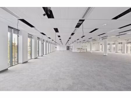 location local professionnel 4 440m²